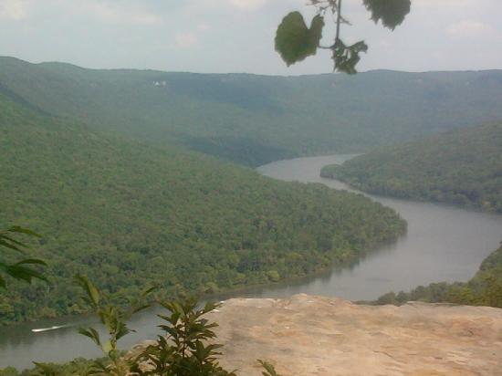 Cumberland Trail : scenic view of river and mountains